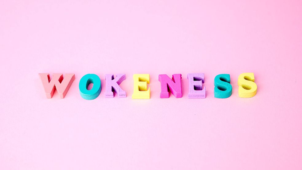Mit dem Wort „woke“ wird eine Einstellung beschrieben, die vorgibt, Vorurteile und Diskriminierung abzulehnen und besonders sensibel zu sein. Jetzt haben Forscher untersucht: Hängen woke Einstellungen mit der psychischen Gesundheit zusammen? Foto: IMAGO / CHROMORANGE