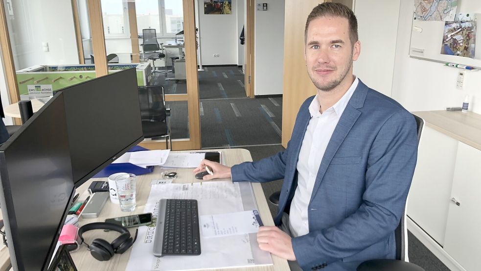 Jens Peters an seinem Arbeitsplatz im "The Hub" am Industriepark Frisia. Foto: H. Müller