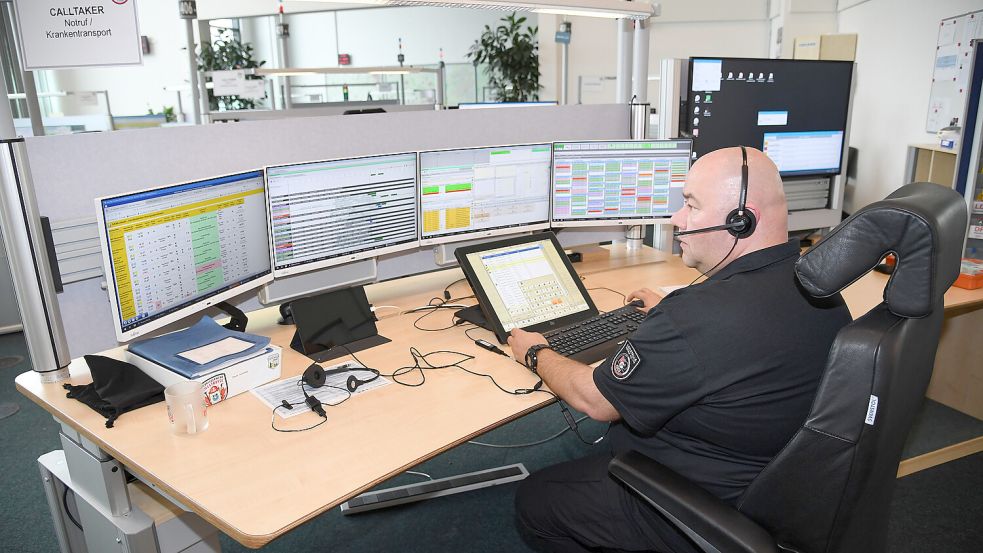 Oliver Schmidt bei der Arbeit: Der ehemalige Rettungsdienst-Mitarbeiter ist in der Kooperativen Großleitstelle Oldenburger Land unter anderem als Disponent tätig. Foto: Ellinger