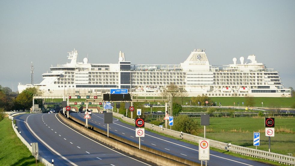 Wenn Kreuzfahrtschiffe der Meyer-Werft über die Ems in Richtung Nordsee fahren, gibt das immer wieder spektakuläre Bilder. Foto: Wolters