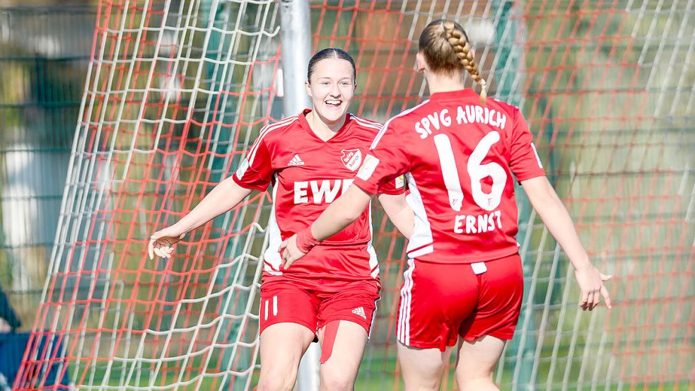 Die Auricher Fußballerinnen warten noch auf ihren Halbfinal-Gegner. Foto: Rewohl