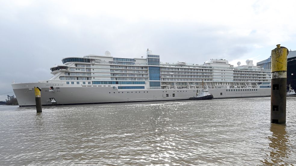 Das war am 25. Februar: Das Kreuzfahrtschiff der Luxusklasse, „Silver Ray“, verlässt das überdachte Baudock der Meyer-Werft. Die „Silver Ray“ wurde für die Reederei Silversea Cruises fertiggestellt. Foto: Penning/DPA