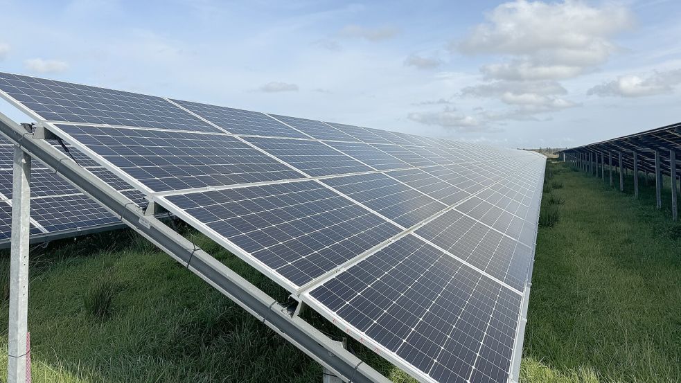 AIn Uplengen wir der erste Solarpark der Gemeinde gebaut. Symbolfoto: Christoph Dernbach/dpa
