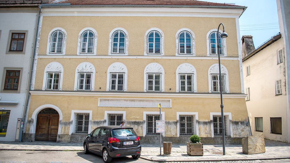 Rund um den Geburtstag von Adolf Hitler besuchen viele Rechtsextreme das Geburtshaus des NS-Diktators. Foto: dpa/Lino Mirgeler