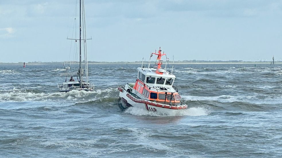 Das Seenotrettungsboot Otto Diersch nahm die havarierte Segelyacht ins Schlepp. Foto: Die Seenotretter – DGzRS