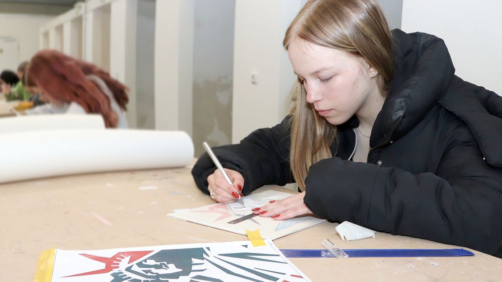 Fraya Ludwigs (13 Jahre) aus Münkeboe von der Friederikenschule Großheide ist im Kunstunterricht ein Ass. „Da habe ich die Note ‚Eins‘.“ In der Malerwerkstatt entdeckte sie, dass sie auch in diesem Beruf ihre Kreativität entfalten kann. Ihr Berufswunsch ist es aber, später Erzieherin oder Friseurin zu werden. Foto: Handwerkskammer/Feldmann
