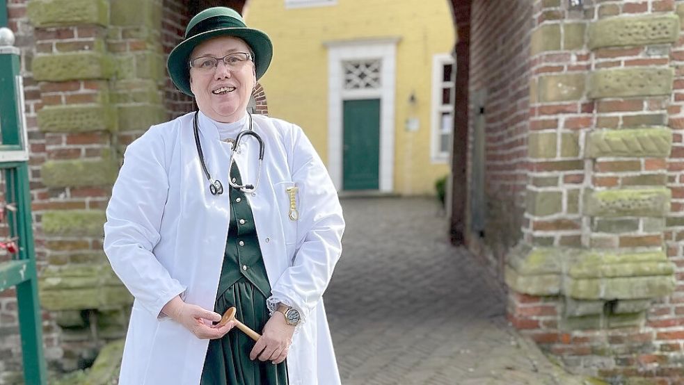 Gästeführerin Heike Niebuhr-Barfs schlüpft in Pewsum in die Rolle der Frauenärztin Hermine Heusler-Edenhuizen. Foto: Krummhörn Touristik