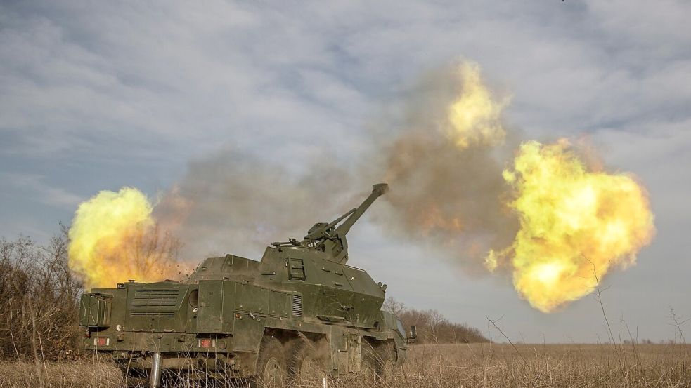 Eine ukrainische 152-mm-Panzerhaubitze Dana feuert auf russische Stellungen in der Region Donezk. Foto: Roman Chop/AP/dpa