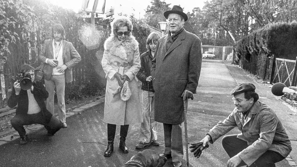 Bundeskanzler Willy Brandt und Familie werden beim Spaziergang von Günter Guillaume (r) begleitet. Foto: Peter Popp/dpa