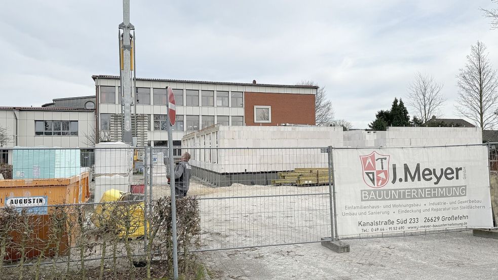 Die KGS Großefehn erhält derzeit einen Anbau, der ab dem kommenden Jahr genutzt werden kann. Foto: Patrick van Hove