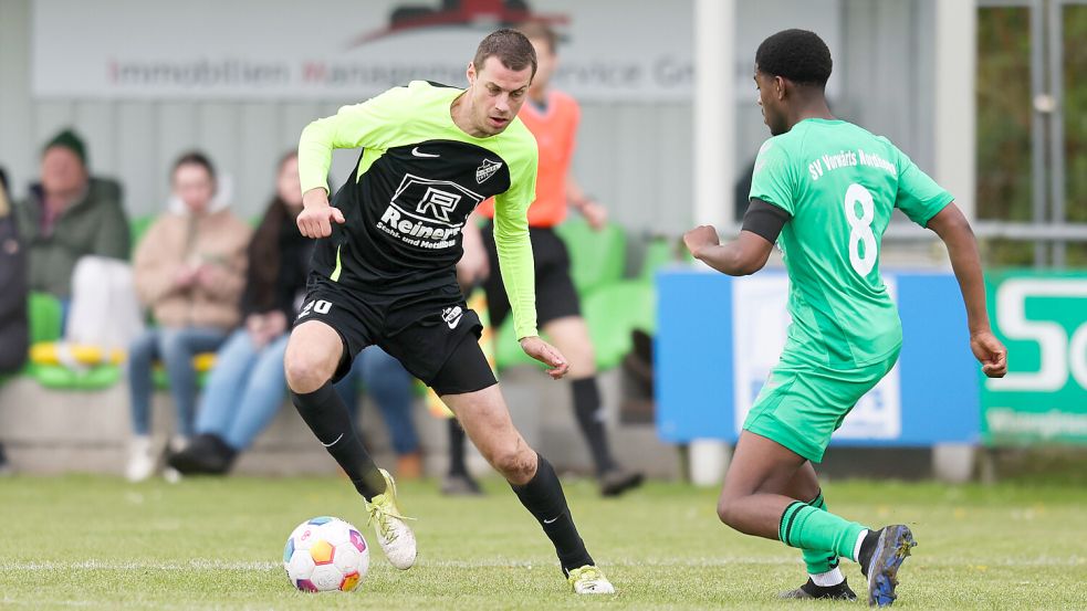 Am Sonntag besiegte Firrel (am Ball Michael Olbrys) Vorwärts Nordhorn mit 2:1. Foto: Doden/Emden