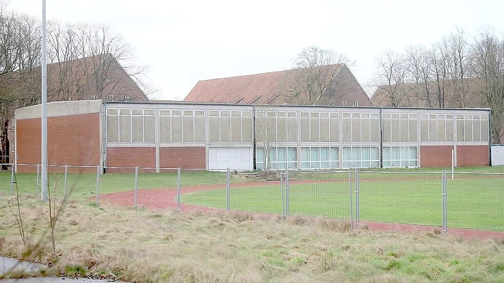 Die Nutzung der Turnhalle und des Sportplatzes auf dem Auricher Kasernengelände ist derzeit untersagt. Foto: Romuald Banik