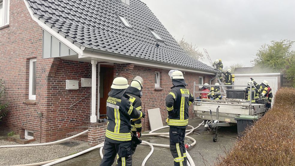 Der Anbau, der Feuer fing, liegt hinter dem Haus. Foto: Feuerwehr