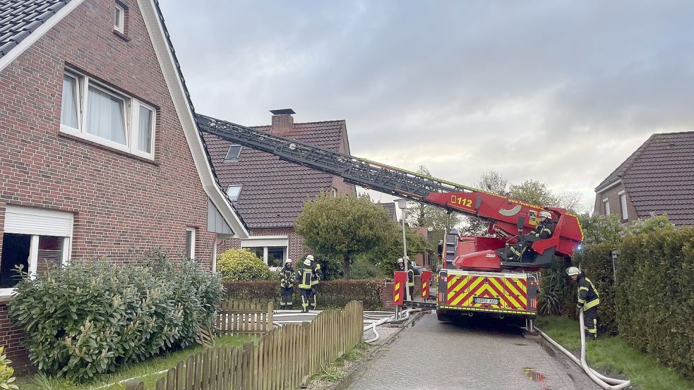 Auch eine Drehleiter kam zum Einsatz. Foto: Feuerwehr