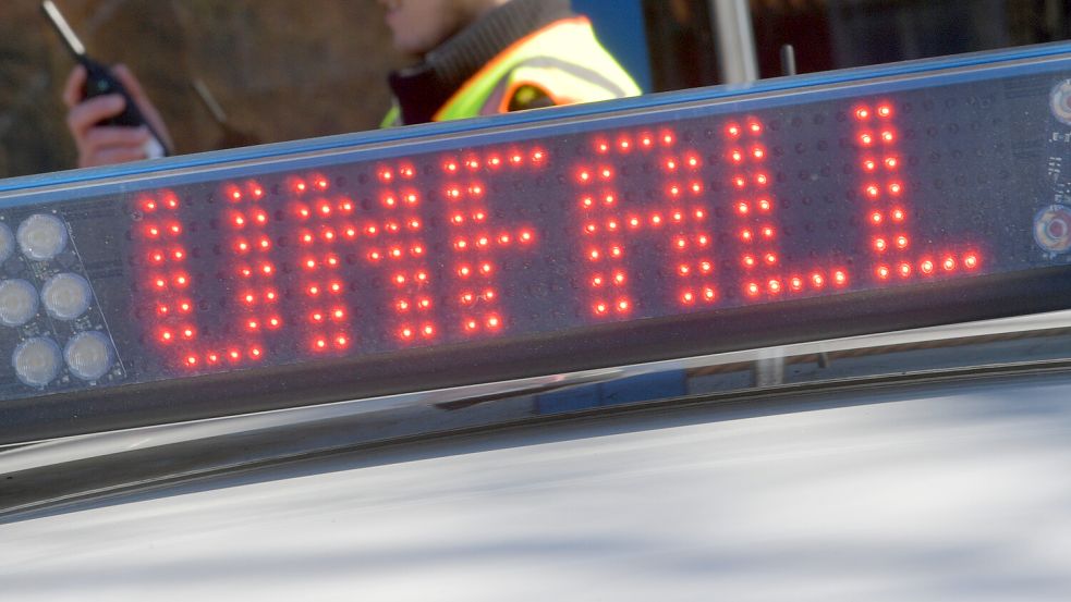 Auf der Loppersumer Straße in Wirdum hat es einen schweren Unfall gegeben. Symbolfoto: Ortgies