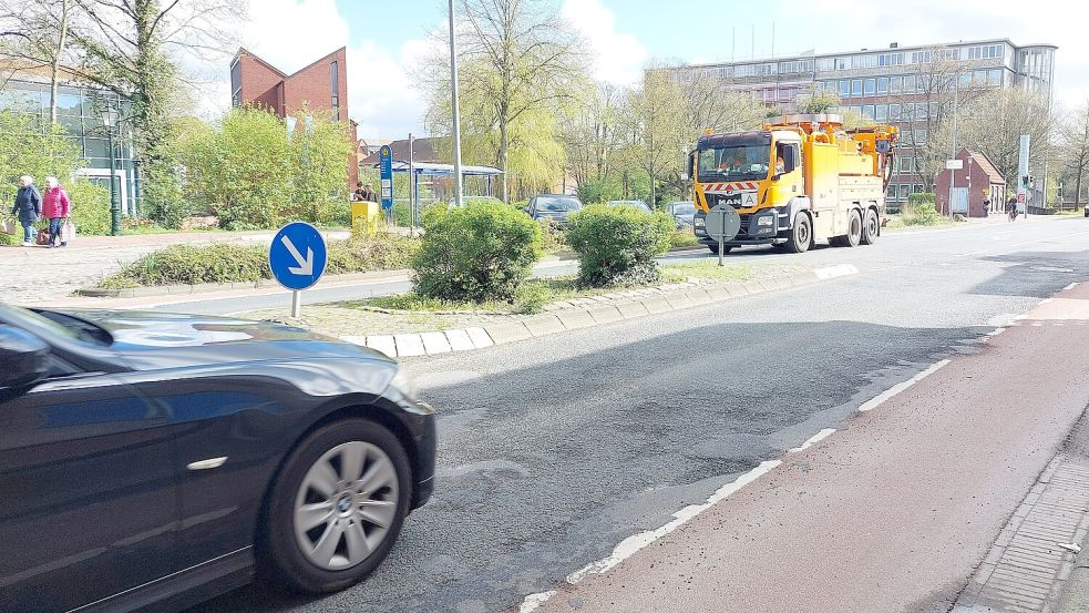 In der Jungfernbrückstraße sind einige Schlaglöcher und Unebenheiten. Foto: Hanssen