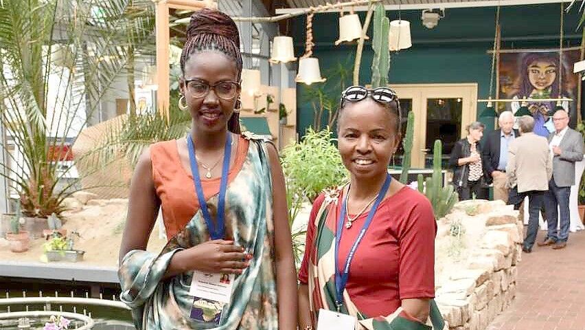 Happiness Thomas Sebyuma (links) konnte wegen der Unterstützung von Cornea-Help vor fast zehn Jahren am Auge operiert werden. Neben ihr steht Noella Mugisha Gahungi, die Ruanderin arbeitet ehrenamtlich für den Verein aus Wiesmoor. Foto: Rotary Wiesmoor/Großefehn
