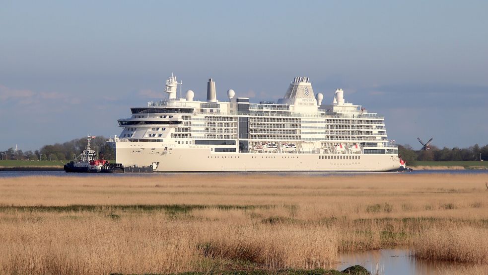 Die „Silver Ray“ wurde am Sonntag über die Ems zur Nordsee überführt. Foto: Assies