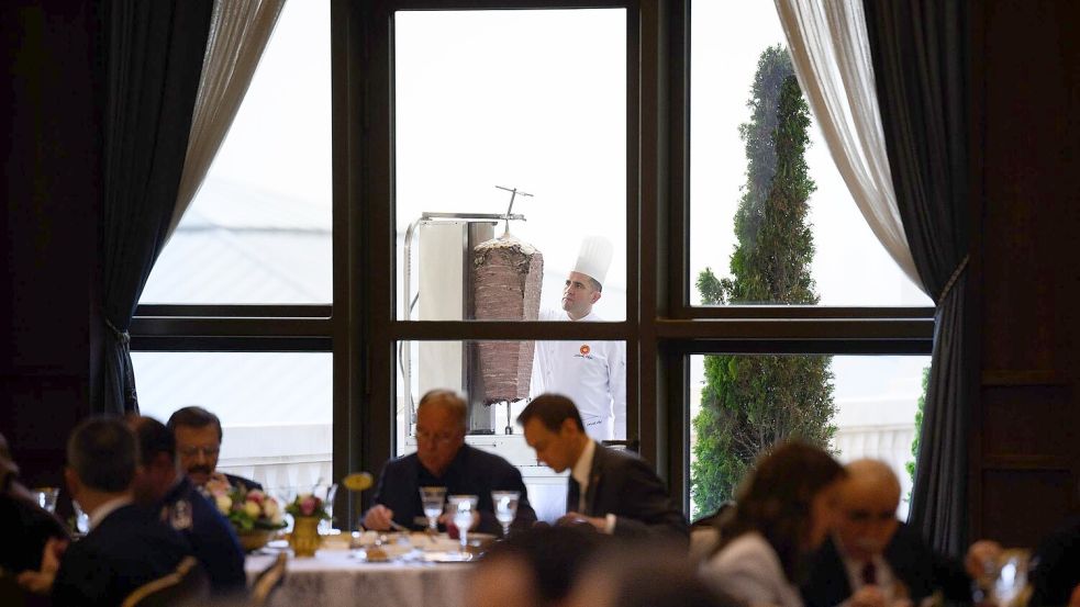Türkei-Reise: Erdogan serviert beim Mittagessen für Steinmeier Döner ...