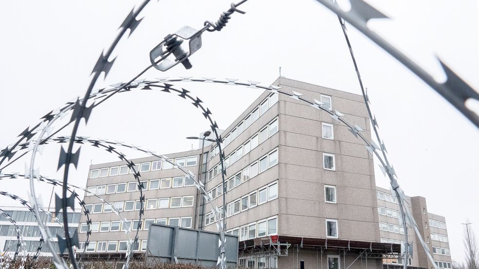 Stacheldraht soll das Gebäude der niedersächsischen Verfassungsschutzbehörde schützen . Foto: Rauch/dpa