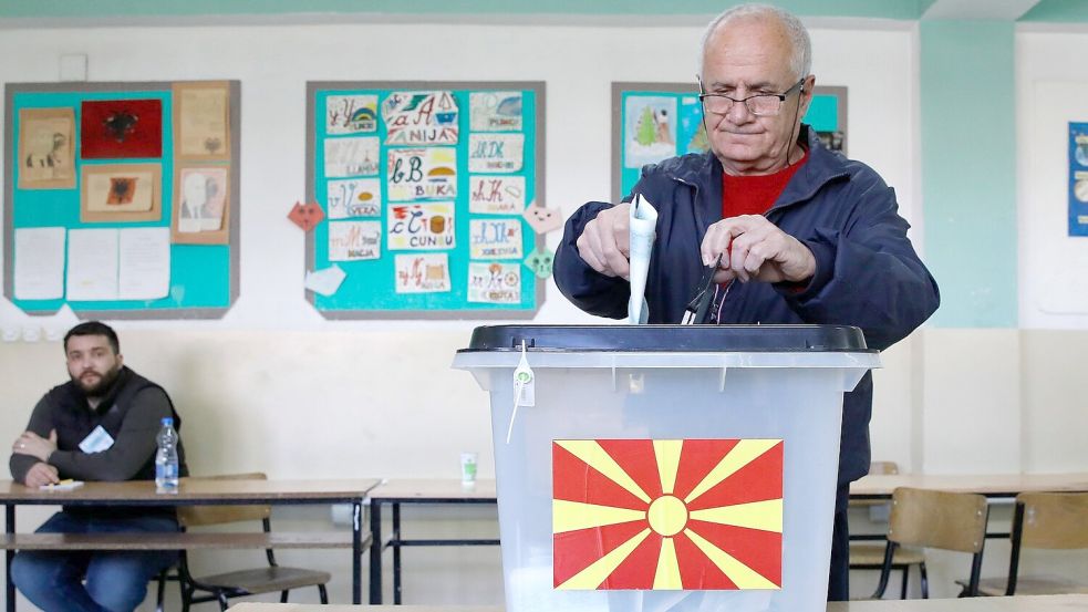 Stimmabgabe in einem Wahllokal in der Hauptstadt Skopje. Foto: Boris Grdanoski/AP/dpa