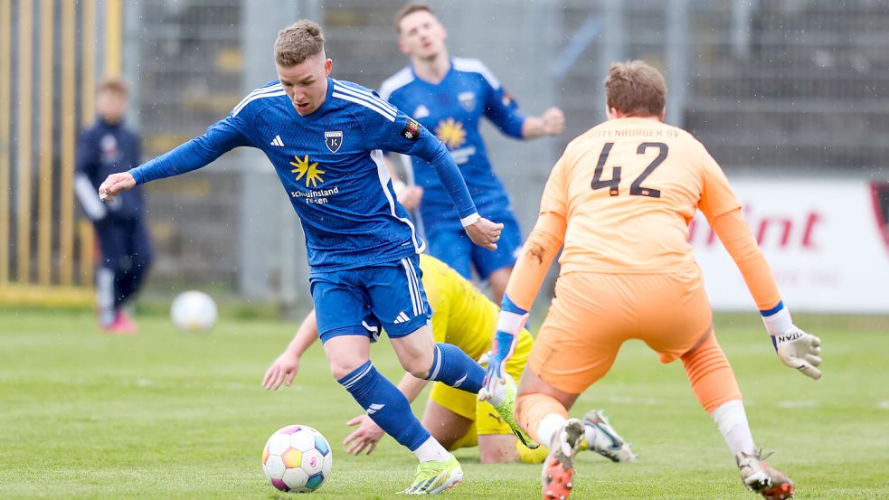 Tobias Steffen (am Ball) steuerte zwei Treffer zum Emder 6:0-Sieg in Rotenburg bei. Archivfoto: Doden/Emden