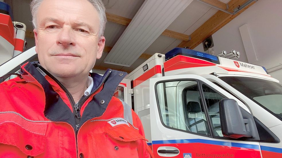 Der Ex-Manager und heutige Rentner Thomas Fornol als Praktikant in der Rettungswache: „Ich habe keine Berührungsängste mit Menschen – weder verbal noch körperlich.” Foto: privat