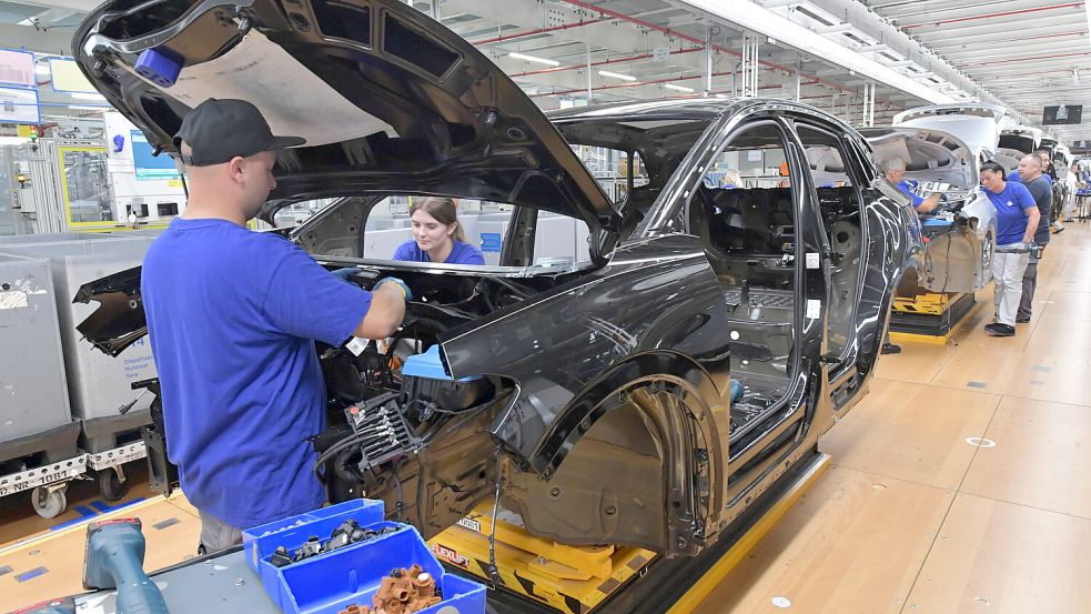 An der Linie im VW-Werk Emden: Zahlreiche Mitarbeiter nehmen die Altersteilzeit-Angebote des Volkswagen-Konzerns an. Foto: Ortgies/Archiv