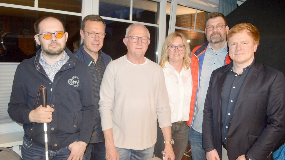 Der neue Vorstand von TuRa 07 Westrhauderfehn. Nur Jens Linnemann (Kassenwart) und Marion Kramer (Frauenwartin) standen nicht zur Wiederwahl. Das Foto zeigt (von links) Jens Linnemann, Heino Stührenberg (2. Vorsitzender), Jochen Koch (3. Vorsitzender), Marion Kramer, Knut Hofmayer (4. Vorsitzender) und Klaas Kramer (1. Vorsitzender). Es fehlen: Ingo Gerlach (Schriftführer) und Oliver Baarts (Jugendobmann). Foto: Weers