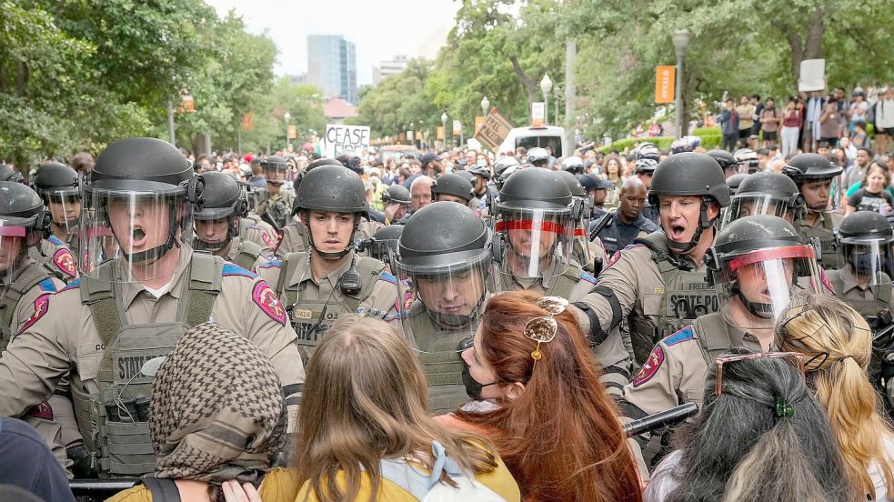 Texas State Troopers versuchen einen pro-palästinensischen Protest an der University of Texas aufzulösen. Foto: Jay Janner/Austin American-Statesman/AP/dpa