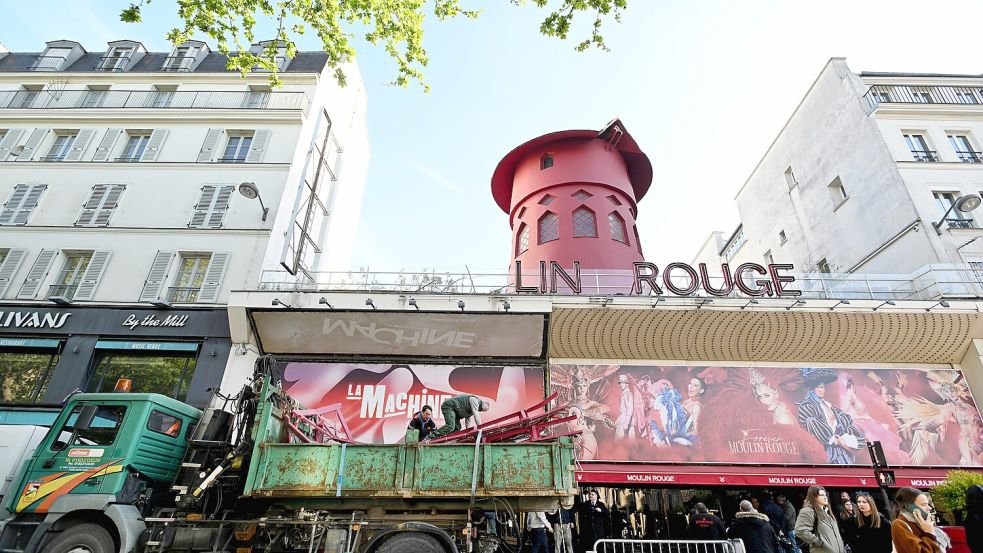Die Räder des berühmten Moulin Rouge sind nicht mehr an ihrem gewohnten Platz. Foto: IMAGO/Stéphane Geufroi