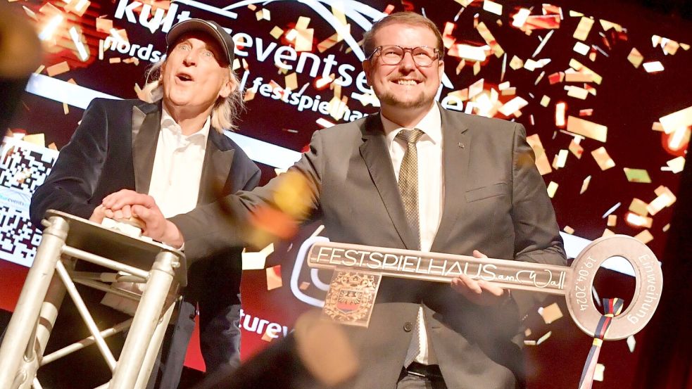 Vor mehreren Hundert geladenen Gästen löste Otto Waalkes (links) zusammen mit Emdens Oberbürgermeister Tim Kruithoff per Knopfdruck einen Goldregen im Saal zur Eröffnung des neuen „Festspielhaus am Wall“ aus. Foto: Ortgies