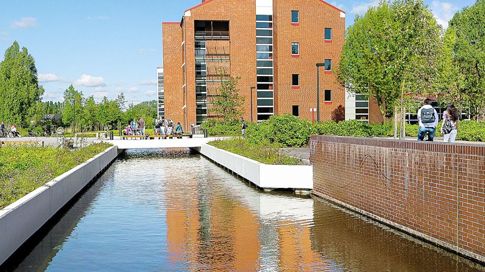 Die Gebäude und die Studienmittel sind modern ausgestattet. Die Campus-Unviersität ist zentral gelegen.