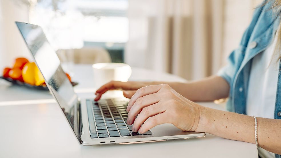 Wer muss für im Home-Office entstandene Schäden zahlen? Foto: IMAGO/Westend61