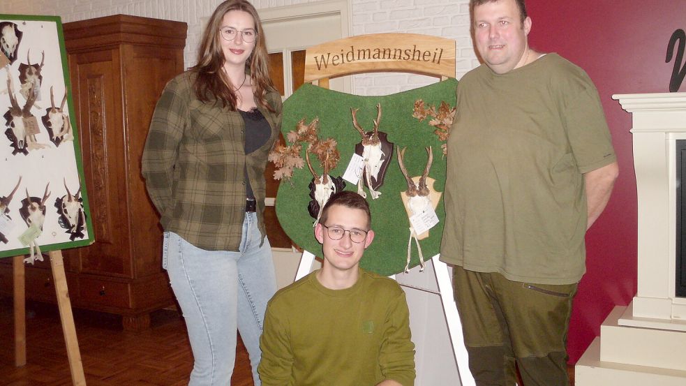 Als Jungjäger wurden Anna Pollmann (von links), Aaron Steenblock und Andreas Jelden begrüßt. Foto: privat
