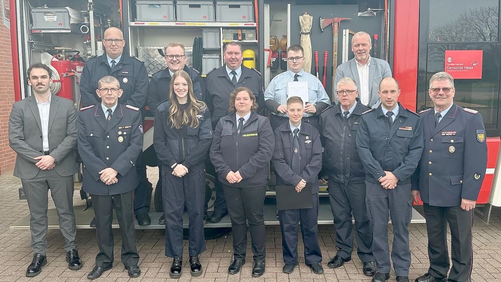 Das Foto zeigt (vorne, von links) Brandkassenvertreter Lars Kahlmann, Michael Engelbarts-Bremer, Anneke Jacobs, Nicole Janßen, Ronja Ackmann, Ralf Ackmann, Gemeindebrandmeister Bastian Kahlert, Kreisbrandmeister Dieter Helmers sowie (hinten, von links) stellvertretender Gemeindebrandmeister Michael Redenius, Pascal Busse, Andre Janssen, Fabian Melles und Bürgermeister Uwe Redenius. Foto: privat