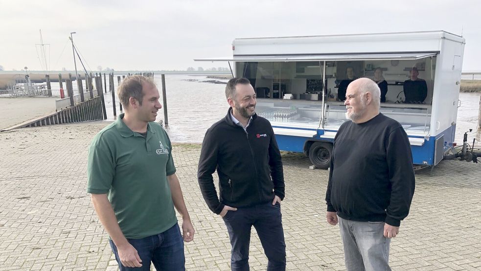 Sie versprechen sich viel von dem Fischimbiss im Petkumer Hafen: (von links) Daniel Ramin vom Café Kuhstall, Nils Frese vom Fischereibetrieb Siebrands und Betreiber Dierrich Haferbier. Foto: H. Müller