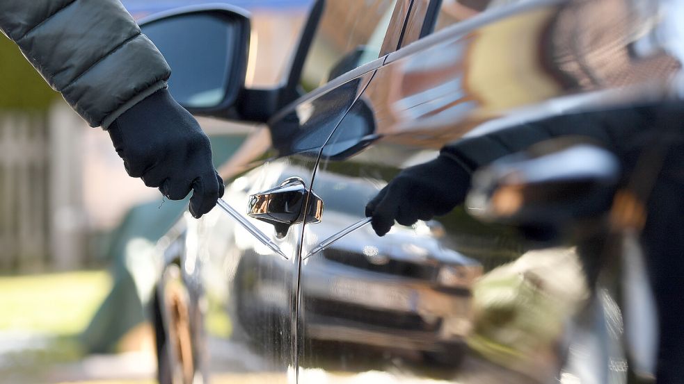 Ein Mann hat sich an rund 100 Autos vergangen und den Lack zerkratzt. Der Schaden beläuft sich auf eine mittlere sechsstellige Summe. Foto: dpa/Angelika Warmuth