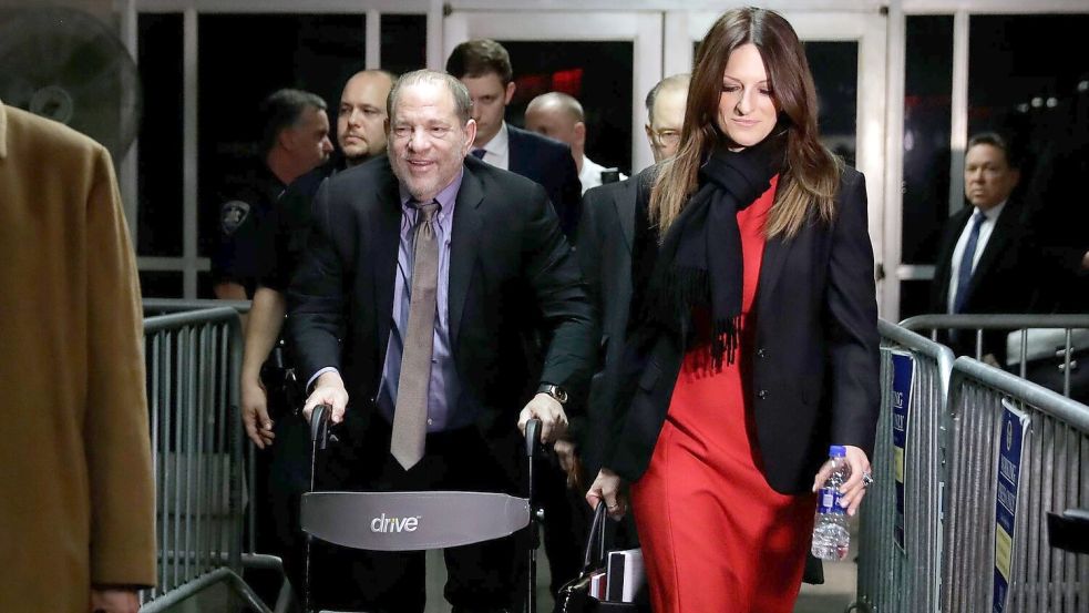 Harvey Weinstein (Mitte l), Filmproduzent aus den USA, verlässt 2020 den Gerichtssaal. Foto: Richard Drew/AP/dpa