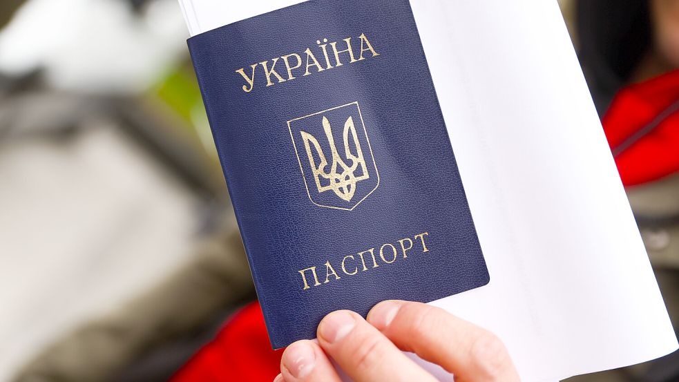 Wichtige Dokumente: Ukrainer, die Passangelegenheiten erledigen müssen, müssen bald wieder in ihr Heimatland reisen. In Polen haben daher viele Ukraine die Sorge, für den Krieg eingezogen zu werden. Foto: imago images/NurPhoto