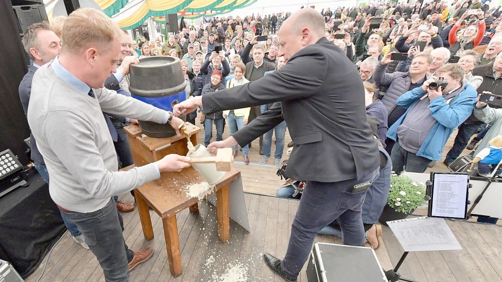 Mit dem Fassbieranstich wurde der Markt offiziell eröffnet. Foto: Ortgies