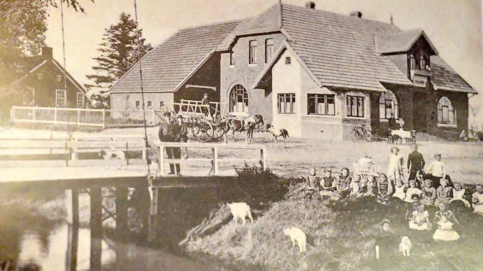 Baumanns Gasthof gehört seit 115 Jahren zum Ortsbild von Neukamperfehn. Früher gab es direkt vorm Haus eine Brücke über die Hauptwieke. Repro: Ortgies