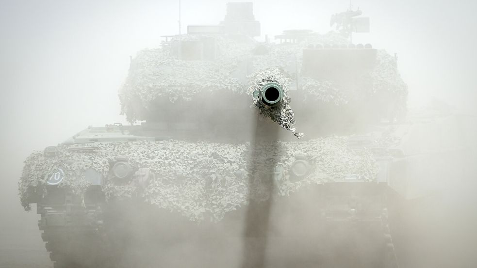 Seine Zeit läuft ab: Ein Leopard 2 Kampfpanzer bei der Nato-Übung „Griffin Storm“. Bis 2040 soll es eine neue Kampfpanzer-Generation aus deutsch-französischer Produktion geben. Foto: dpa/Kay Nietfeld