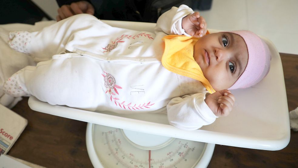 Ein Baby wird auf einer Station für Unterernährung in der jemenitischen Hauptstadt Sanaa behandelt. 2,2 Millionen Menschen haben im Jemen nicht genug zu Essen. Foto: IMAGO IMAGES / ZUMA Wire / Osamah Yahya
