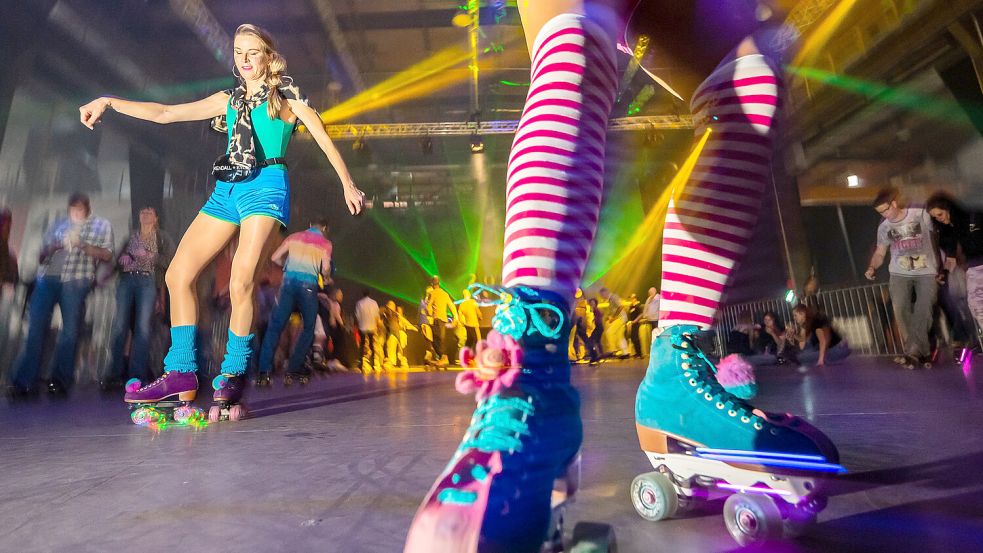 Bei einer Rollerdisco wird mit Rollschuhen an den Füßen zur zu Disco-Musik getanzt. Archivbild: Arnold/dpa