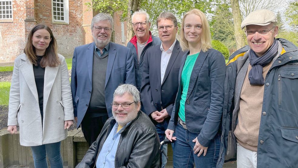 Die Verantwortlichen der Leeraner Tafel freuen sich über die neue Bleibe: (von links) Architektin Constanze Schulz, Andreas Bartels, Andreas Poppen (Tafel-Leiter), Hans-Detlev Hartmann (Tafel-Mitarbeiter), Dr. Frank Wollenhaupt (Tafel-Botschafter), Heike Hommers und Ingo Brookmann vom Diakonieverband. Foto: Nording