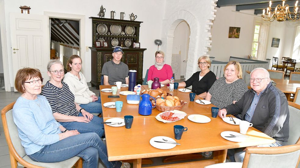 Der Heimatverein lässt die Putzaktion beim gemeinsamen Frühstück ausklingen. Von links: Rita Fransen, Hilke Harringa-Müller, Imke Müller, Klaus Weermann, Aafke Weermann, Mechtilde Bensing, Martina Diekmann und Menno Müller.