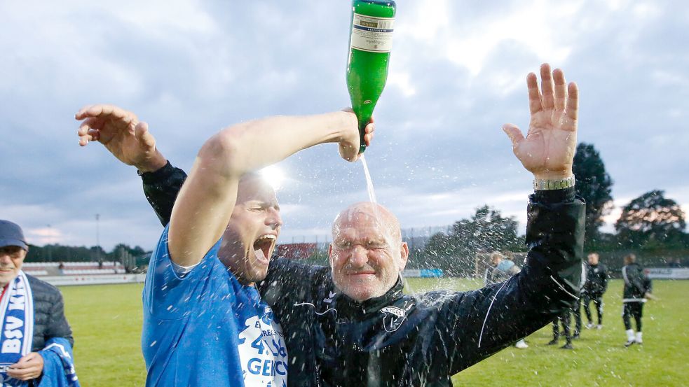 Schon beim Emder Überraschungsaufstieg 2022 musste Trainer Stefan Emmerling eine Sektdusche über sich ergehen lassen. Ersatzklamotten hat er auch in Egestorf dabei – angeblich wegen möglicher Regenschauer. Archivfoto: Doden