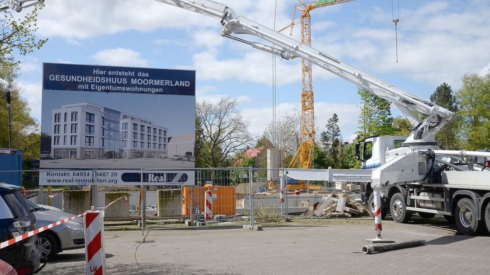 Auf der Baustelle mitten in Warsingsfehn hat die Baufirma mit großen Maschinen die Kellerwände hochgezogen. Foto: Lüppen