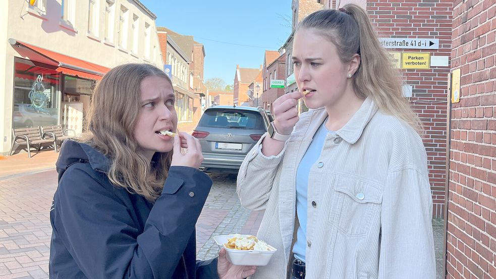 Für Imke Schulte (links) und Kirsten Schüür dürfen beim Test die Pommes nicht fehlen. Foto: privat